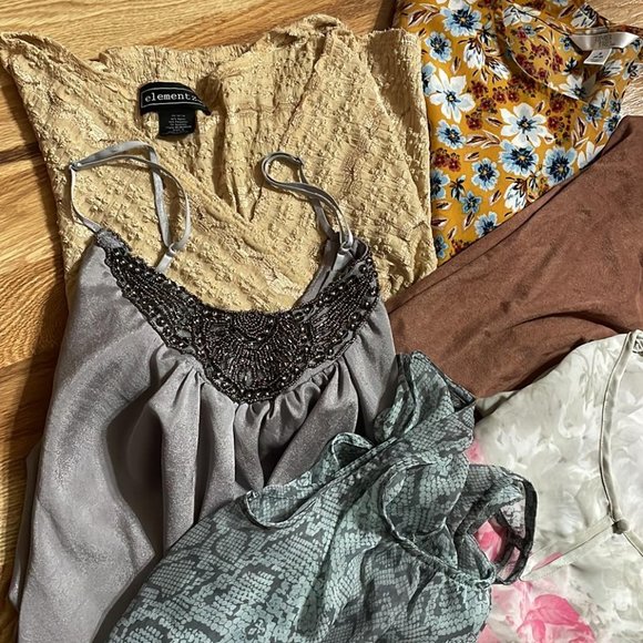 Women's Small Semi Mystery Lot of SIX Blouses Tops Lightweight Warm Weather - Picture 2 of 3